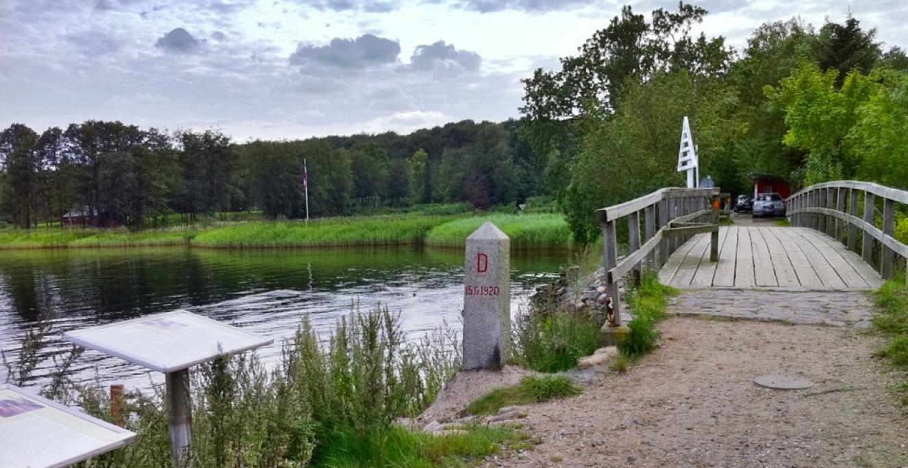 Grenzstein nahe Schusterkarte bei Flensburg. Grenzstein nahe Schusterkarte bei Flensburg.
