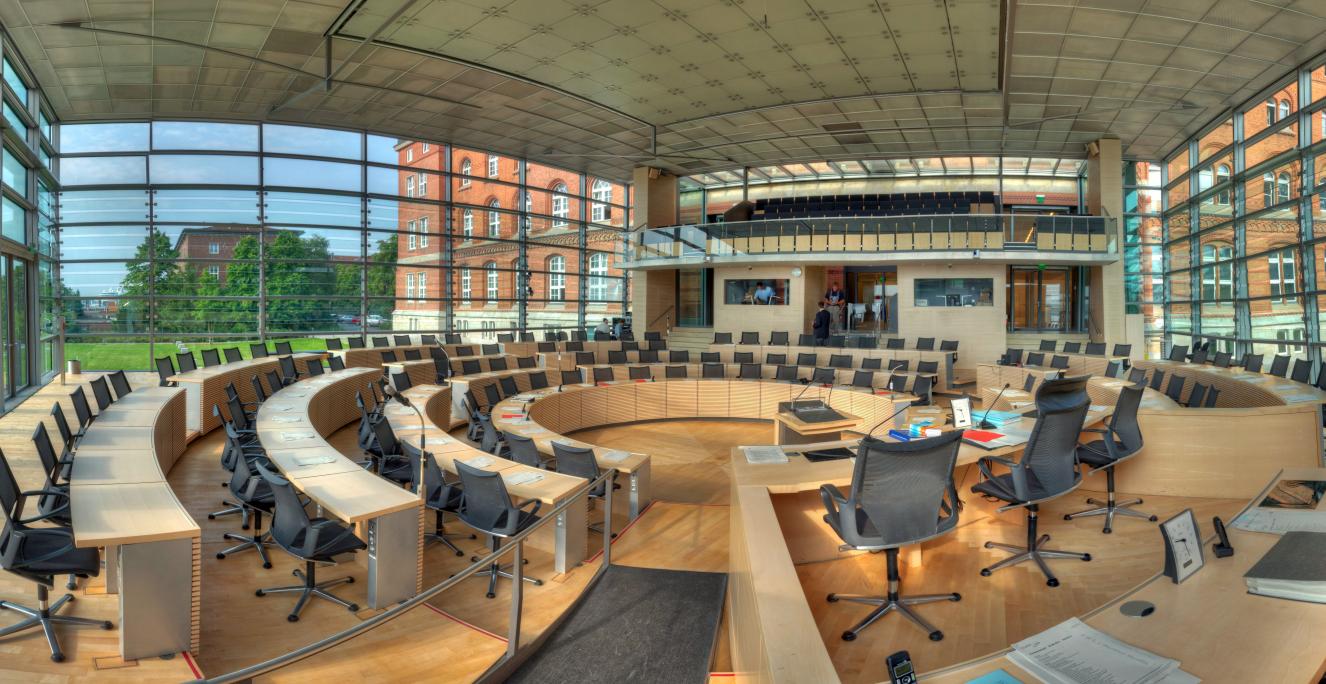Der Parlamentssaal im Kielerlandtag, wo das politische Entscheidungen für Schleswig-Holstein getroffen werden. Der Parlamentssaal im Kielerlandtag, wo das politische Entscheidungen für Schleswig-Holstein getroffen werden.